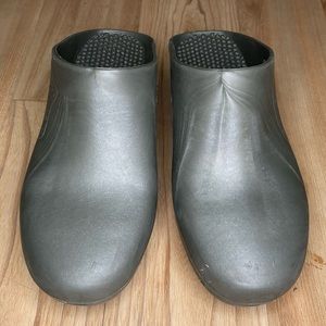 Calzuro Classic Clogs in Metallic Gray
